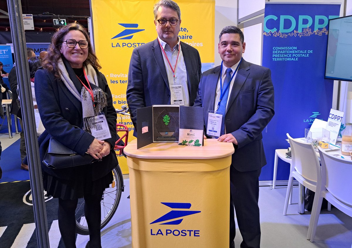 📢 #Salondesmaires13
La Banque des Entreprises et du Développement Local remet le Trophée Vert à la commune de #Boulbon pour la réhabilitation de l’ancien presbytère et de l’ancienne école Espelido, au service du patrimoine et de l’environnement.
#TrophéeVert #LaPoste