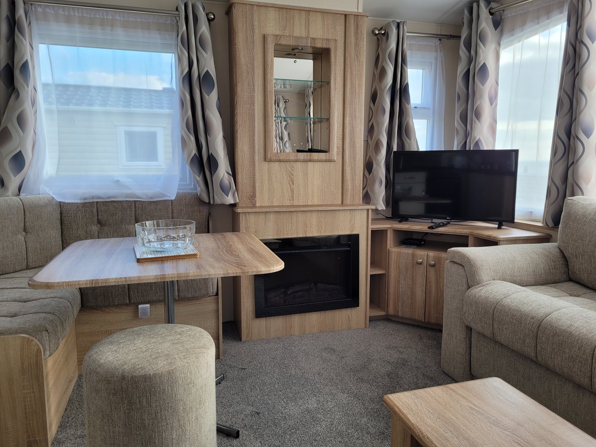 Been getting this lovely caravan ready  to welcome this seasons holiday makers
#holidayvibes #sunset #seaviews #dorset