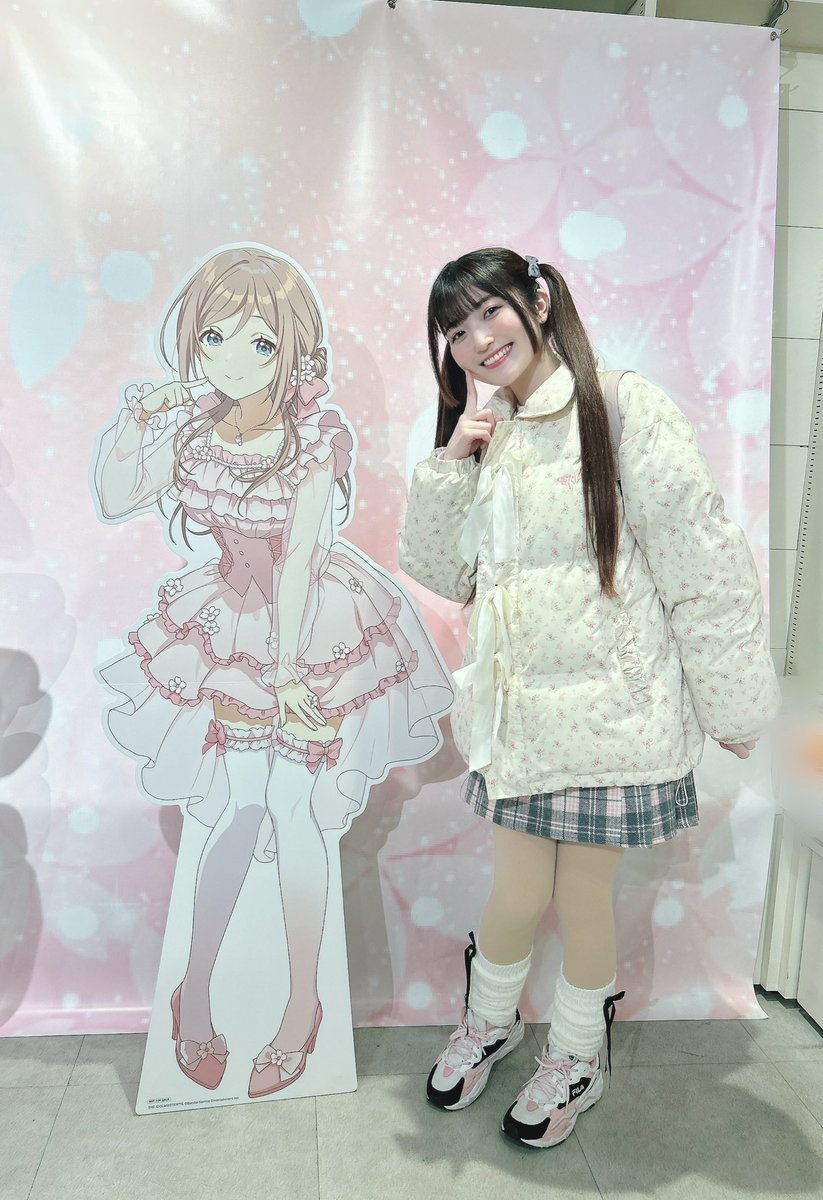 yuri_usui0515's tweet photo. 学園アイドルマスター×HMV POP UP SHOP にむぎむぎと行ってきました🌸

莉波ちゃんのかわいいサクライロコーデを直接見ることができましたよ〜💞
どのアイドルもピンクが似合っていて可愛かったな🎀

#学マス https://t.co/owJJbBzg5l