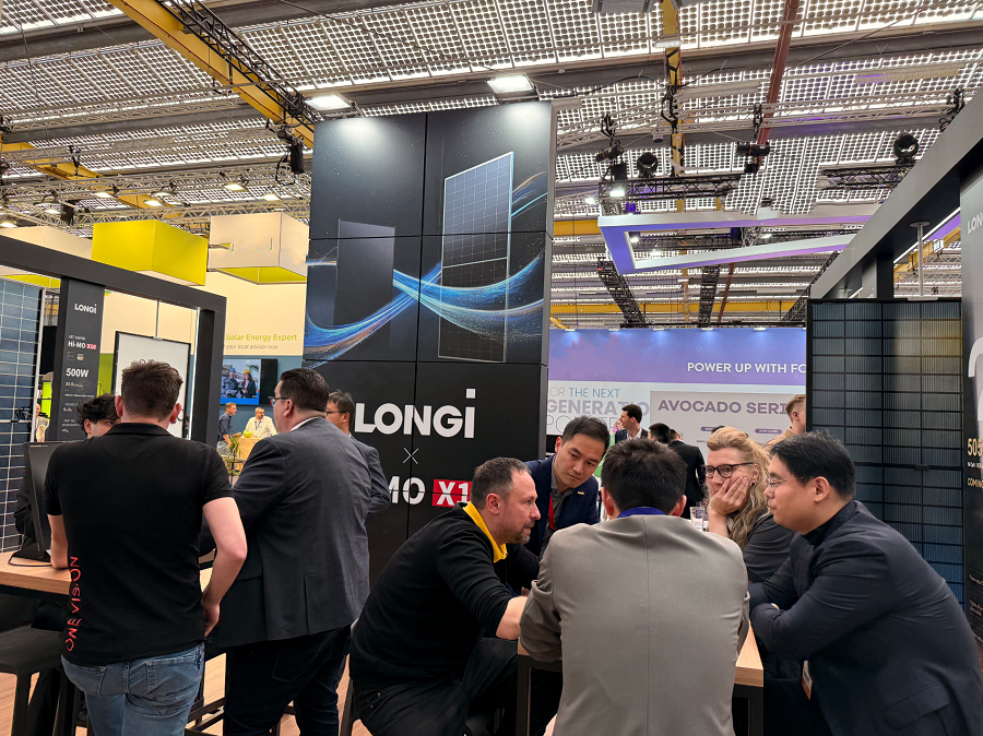 longi_solar's tweet image. At Solar Solutions Amsterdam (#SSA) 2025, we brought the heat with our latest innovations and partnerships across the #Benelux region! 🔥 The Hi-MO X10 modules, powered by #HPBC 2.0 tech, are all about high #efficiency, superior #shading tolerance, and lower #costs. 💡