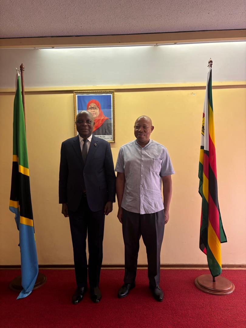 Mheshimiwa Balozi Simon N. Sirro akiwa kwenye picha ya pamoja na Retsellisitsoe Khetsi ambaye ni Mkurugenzi wa Shirika la “African Regional Labour Administration Centre (ARLAC)” lenye makao yake Makuu mjni Harare. Mazungumzo yao yalilenga katika kueleza umuhimu wa Shirika hilo.