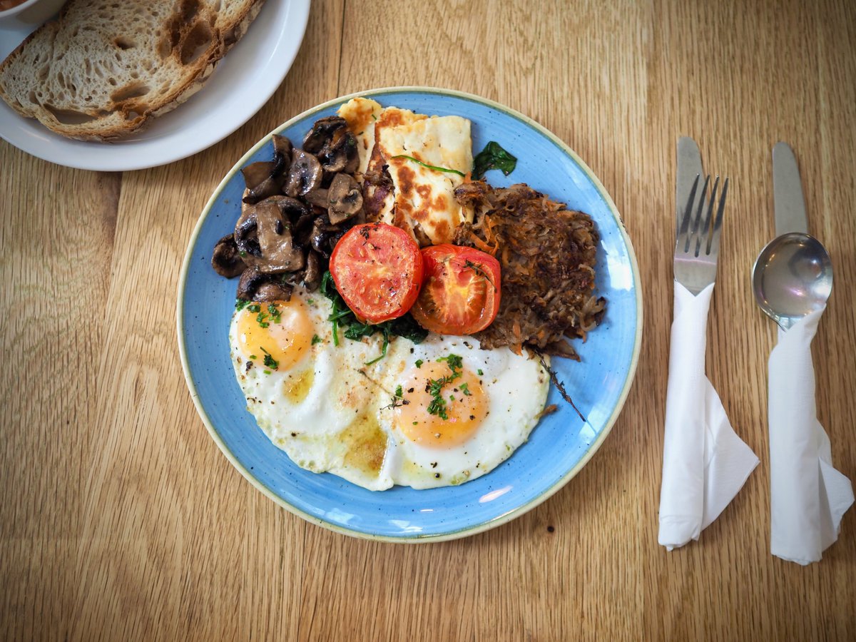 Supporting FFC on Sunday? With a 13:30 kick-off it's perfect timing to come to us for brunch first. 

We're only a 20-minute walk from the Stadium, over the wonderful Putney Bridge and through Bishops Park.
Image from Fulham FC Official.
#fulhambrunch #fulham #FulhamFC