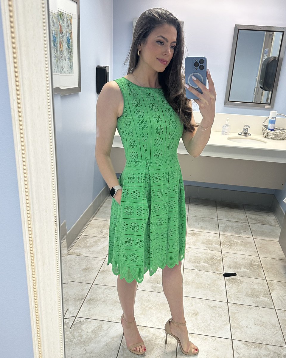 MadelineHuntTV's tweet photo. Day βοΈβοΈβοΈβοΈ of the #7DaysofGreen! #OOTD https://t.co/qR2Kvbdx94