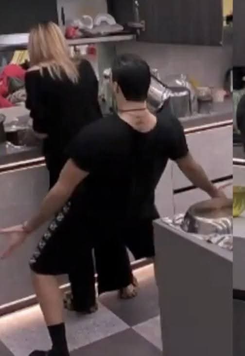 na_ma_89's tweet photo. #Mediaset #GrandeFratello E se non l'aveste capito ve lo ripeto. Fate schifo https://t.co/rD5IqFip3l