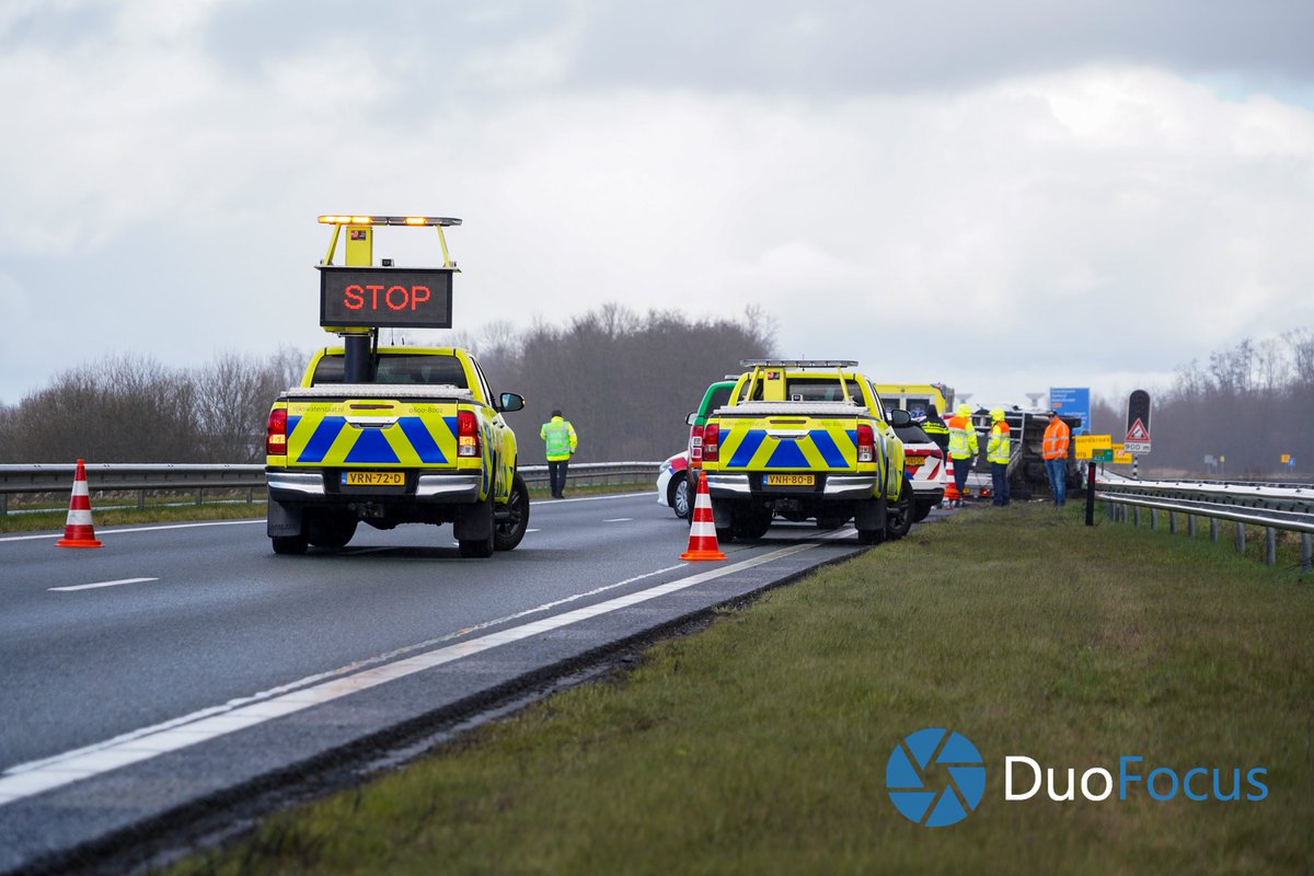 Botsting tussen busje en dienstauto op N33 bij Meeden