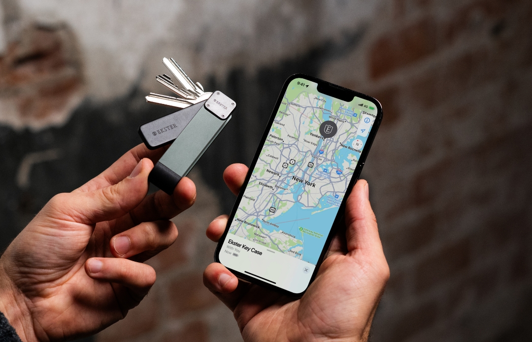 Meet the smallest Find My® tracker ever—the Finder Tag.🔍
Track your keys, bag, bike, or any other belongings from your phone, and never worry about losing your stuff again.  
Check it out here: ekster.com/products/finde…
#Ekster #FinderTag #ItemTracker