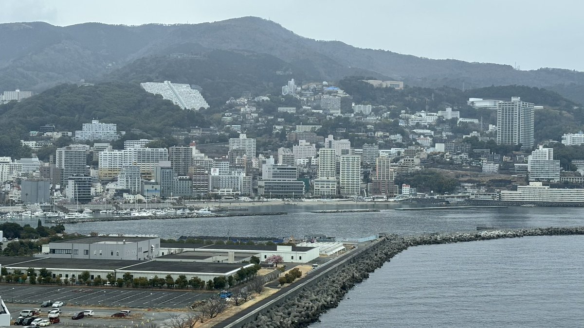 人口約3.5万人の都市風景とは到底思えない都市　熱海