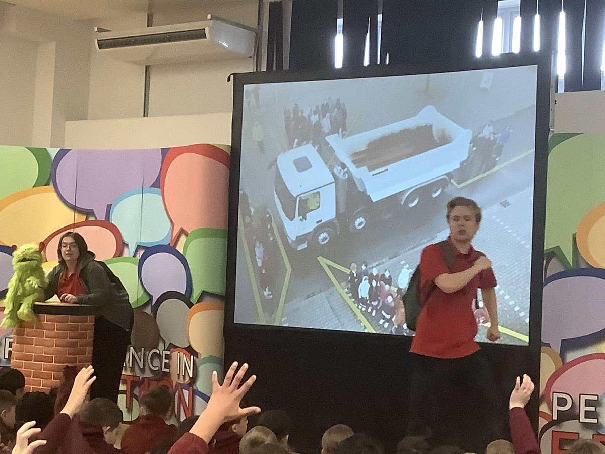 Year 3 and 4 had a great road safety workshop today with a serious message to stay safe on the roads - stop, look, listen, think!  Thank you to @theatrepie