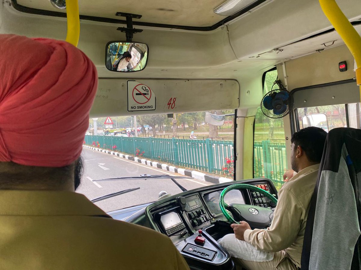 aneeshasareen's tweet photo. CTU bus route number 239 this morning. The driver was on the phone throughout the way. Making calls or on WhatsApp. Will @trafficchd challan these reckless drivers who lack basic training and don't follow rules? @ChdTransport @chandigarh_admn https://t.co/AVXcJoP5hf