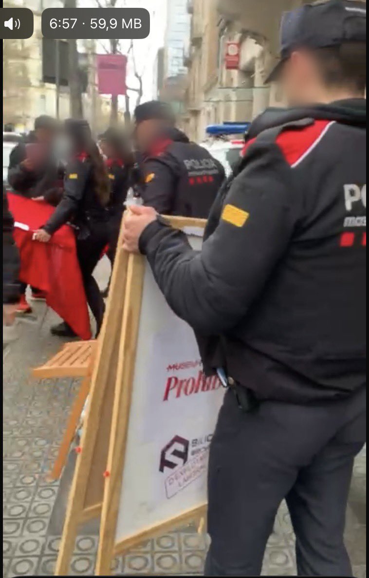 L’Estat al servei de la Patronal. 

Els Mossos d’Esquadra desmantelen el piquet informatiu seguint les instruccions de la direcció del Museu de l’Art Prohibit.