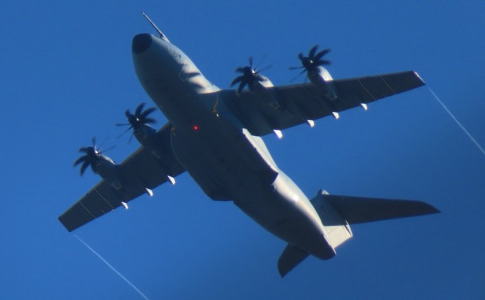 BloodyPolitics's tweet photo. Over the top flypast from the Luftwaffe A400M Atlas 54+37 ๐ฏ ๐ ๐๐
#GAF626 #avgeek #Prestwick #GermanAirForce https://t.co/Hrnq6EG3Ei https://t.co/NJ59zspwy8