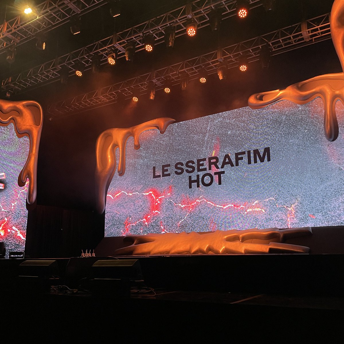 elsserafim's tweet photo. The stage for LE SSERAFIM's album showcase event tonight looks BURNING HOT 🔥

#LE_SSERAFIM #르세라핌
#LE_SSERAFIM_HOT https://t.co/iowBb7YA9g