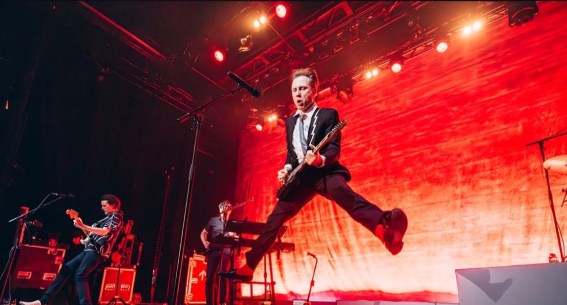PdHooghe's tweet image. Now that’s how you jump on "Take Me Out" ! Rock on these precious joints! 🎸🔥
#FranzFerdinand #RockNRollSportsMedicine #BestPatientMoments
#HumanFearConquered
#StageTopSports