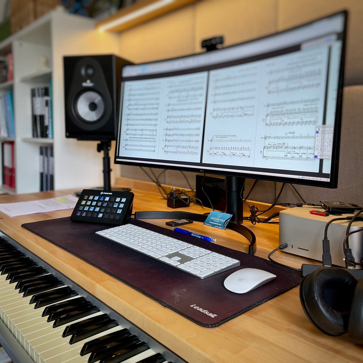 5Vierteltakt's tweet photo. Mein Arbeitsplatz. Hier verbringe ich viel Zeit mit der Erschaffung neuer musikalischer Welten. 🎶

P. S.: Mein strenger Aufpasser stellt sicher, dass alles nach Plan läuft. 😅

#musical #komposition #theater #musiktheater #bühne #storytelling https://t.co/Qt1To5vwI6