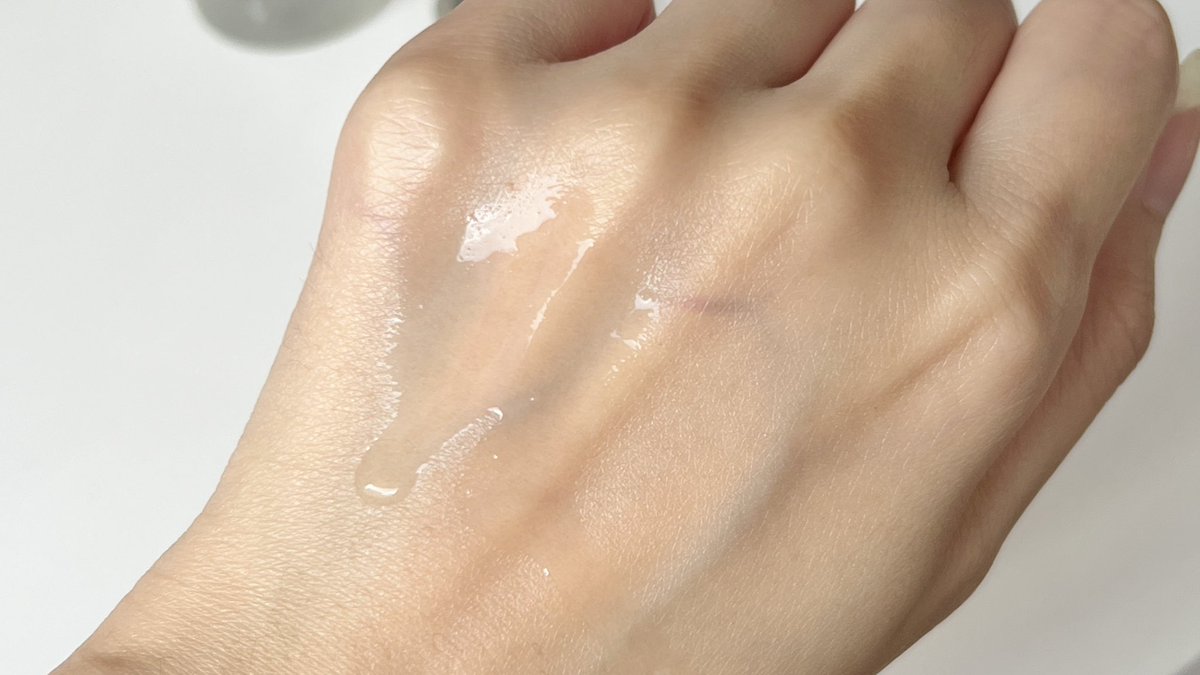 นี่ว่าน้ำตบสูตรใหม่ Eucerin ผิวใสกว่าเดิม แบบขอคอนเฟิร์มเลยย🥺✨ซึ่งเรารู้สึกสูตรเก่าก็คือใช้ดีแล้วนะ แต่สูตรใหม่ ช่วยทั้งเรื่องลดหมอง ลดรอยดำ ซึ่งใส่ไทอามิดอลที่เป็นสารไบรท์เทนนิ่งตัวเก่งเข้ามาเพิ่ม เห็นได้ชัดผิวใสเร็วมากก เป็นน้ำตบหลักพันต้นๆที่คุณภาพเทียบเคาน์เตอร์แบรนด์ ลงแล้วผิวฉ่ำโกลว์ใช้ก่อนแต่งหน้าได้ผิวยิ่งสวยสุดๆ ไม่กวนเมคอัพ