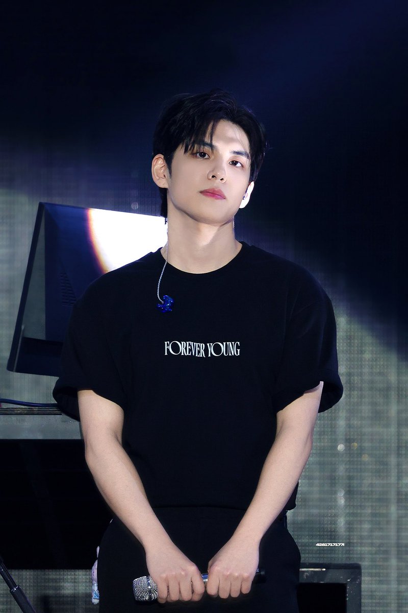 pilkkkki_'s tweet photo. 눈 마주치자마자 숨 멎음... https://t.co/v4lr1DG6Ce