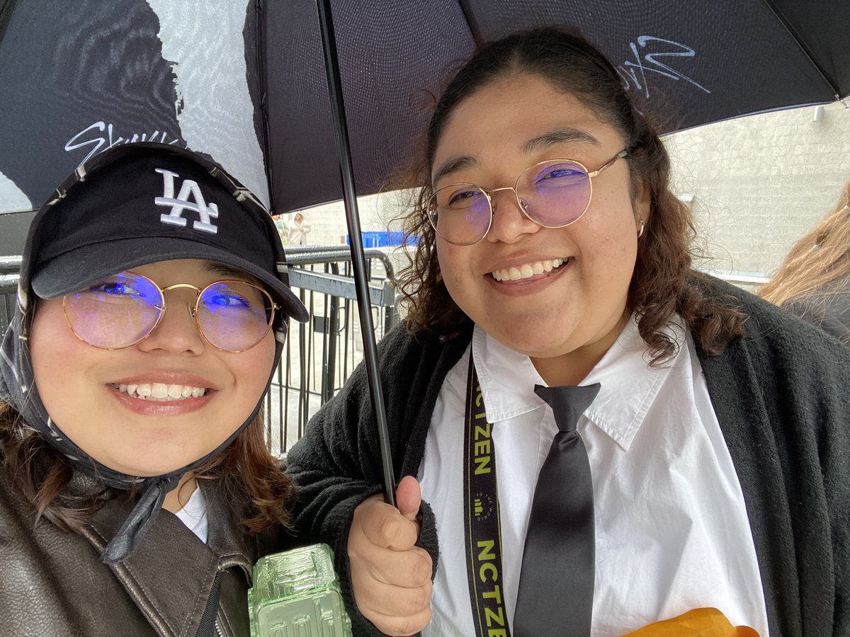 helenhg1201's tweet photo. Had a lot of fun today with the little sis. Another amazing show by ilichil, it was totally worth waiting in the cold😊
Thank you for all of the freebies!! https://t.co/Ahcqf3BU0s