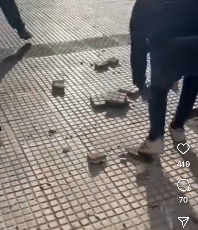 Le dijeron a los Barras bravas y zurdos K ir a Bahía Blanca a ayudar a los inundados, limpiar la ciudad y repartir comida.
O
Ir a la marcha de los “jubilados” a romper veredas, tirar piedras a los policías, quemar autos, intentar un golpe de estado.
-A que no sabes que eligieron?