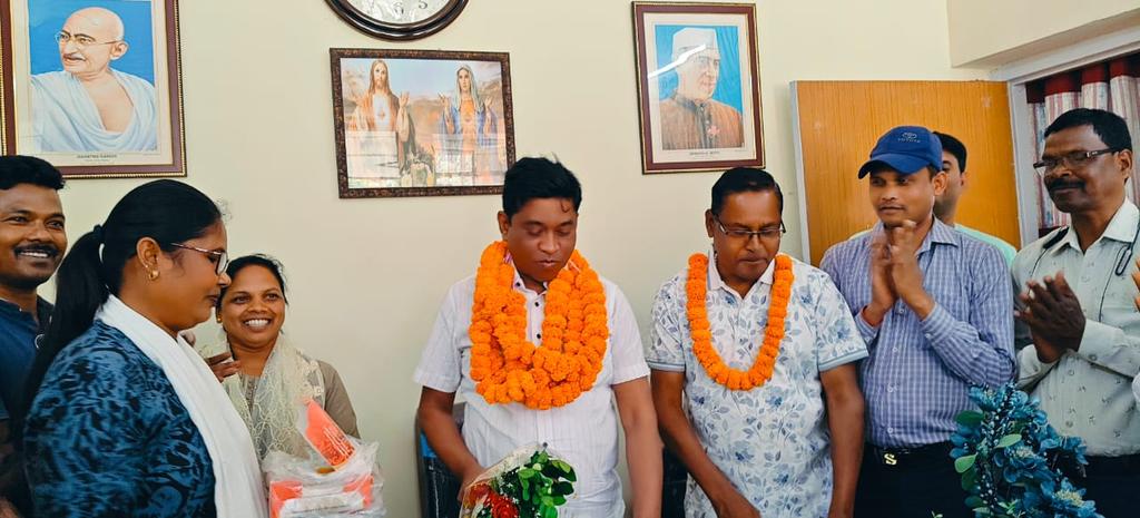 KamalKumarShrm2's tweet photo. गृह रक्षावाहिनी लोक सेवक संघजिला इकाई शाखासिमडेगाएवं केंद्रीय प्रतिनिधि गणके द्वाराबिहार के तर्जपर सुविधादेनेसेवानिवृत्ति का लाभतथा नियमित ड्यूटी365 दिनप्राप्त हो सकेमामले को विधानसभा में उठाया गयाखुशी व्यक्त करते हुएमाननीय विधायक जी को पुष्प गुच्छा एवं माला पहनकर सम्मानित किया🙏 https://t.co/8xs7XZdMf0