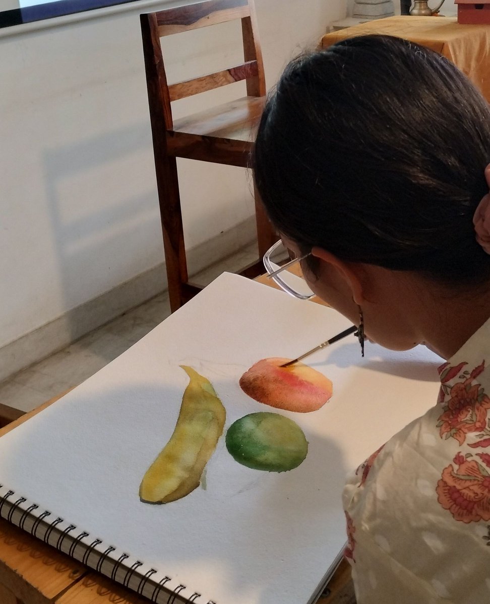 PencilAndChai's tweet image. Flowers, fruits, vegetables... It sounds simple when enrolling, right? But once you dive into watercolors, you realize—Nature&apos;s palette is far from easy! 🍃🌸🍎🥦

#WatercolorArt #NatureInArt #ArtTeaching #ArtJourney #WatercolorChallenge