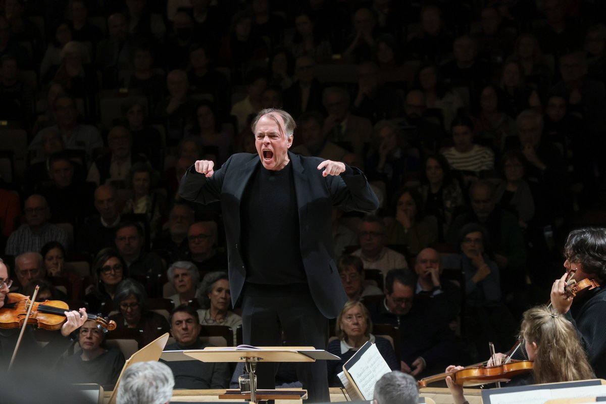 El último Beethoven puede sonar negro antracita, con reflejos claros e irisaciones de colores, o blanco cegador. De los dos hubo en la Missa Solemnis de Hengelbrock para el <a href="/cndm_inaem/">CNDM</a>. Leedlo en bit.ly/guibert_en_lar… o en bit.ly/guibert_en_bec…