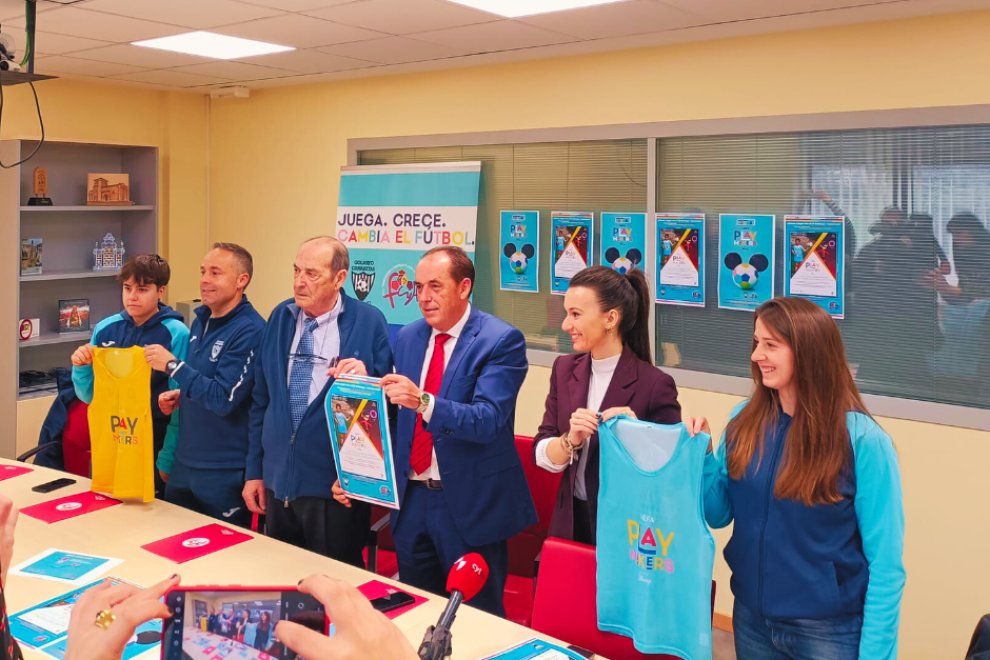 diariodesoria's tweet photo. El programa 'Playmakers' del CD Golmayo Camaretas arranca con éxito de participación. Ya se han apuntado 20 niñas para hacer cantera de fútbol y pueden sumarse más. https://t.co/A4avCcO22A https://t.co/2wL2cmcMg7