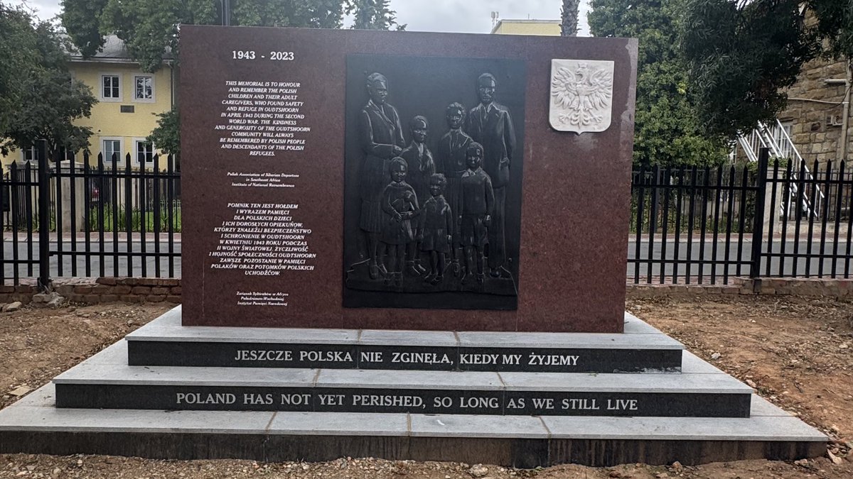 StefanTompson's tweet image. Made it to the beautiful town of Oudtshoorn, South Africa, to retrace the steps of Polish refugees of War who stayed here between 1943 and 1947.
Fantastic to meet the incredible Rhodesian @RoryDuncan1966, who has some of the most incredible stories of adventures around Africa.