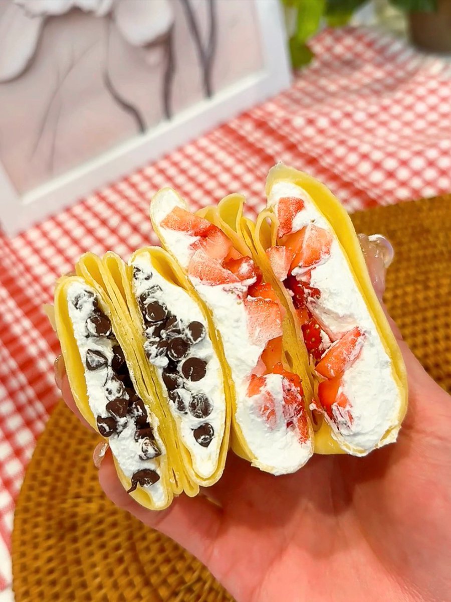 emiry_oinari's tweet photo. クレープ生地はレンチンで作れるよ〜〜‼️
🍨入れてみたり🍌とかナッツ入れてメープルシロップかけたり、板チョコ入れてよく冷やしてバリバリ食感味わうのも最高🍫 https://t.co/5IWl4KSOj7