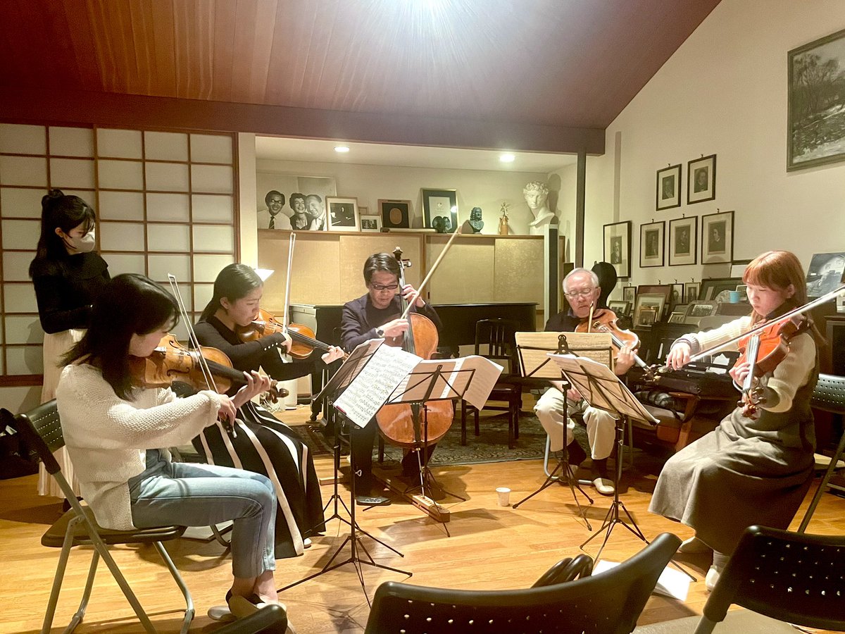 本日最後のコマは、ブルックナー: 弦楽五重奏曲でした🎶
大山氏が着ているのは、昨年のCD発売記念コンサートの「ぶるっくなー命」Tシャツ👕

CDで演奏している金子鈴太郎さんからもアドバイスをたくさんしていただきました✨