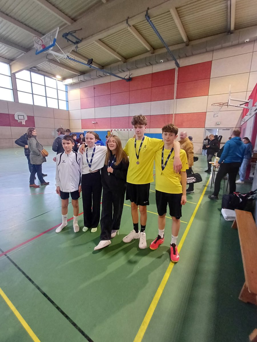 Julie, Bastien,  Julian, Cléa et Gabin ont participé mercredi 12 mars à la finale départementale excellence badminton à  Faulquemont. Ils sont médaillés d'argent juste derrière le collège de Ban Saint Martin. Faulquemont est 3ème et St Avold 4ème. Bravo à nos jeunes badistes!