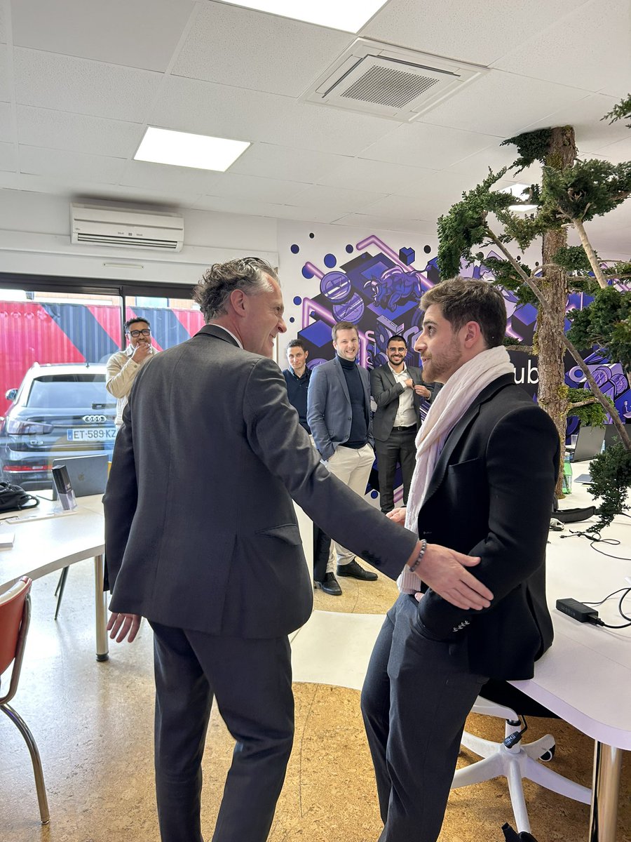 Nous avons le plaisir de recevoir Mr le ministre et maire d’Angers, <a href="/ChristopheBechu/">Christophe Béchu</a> en visite à cube3.

Il s’est entretenu avec nos cubers à propos de leurs produits #web3 🛠️