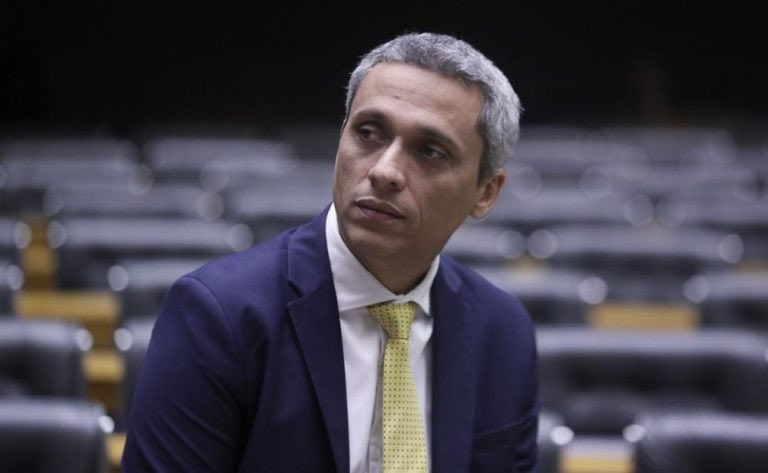 lindberghfarias's tweet image. Vocês sabem quem é Gustavo Gayer?
- cometeu duplo homicídio dirigindo bêbado
- deixou uma 3⁰ vítima paraplégica
- condenado por assédio
- investigado por desvio de cotas, falsificação e peculato
- denunciado no STF por racismo
Ser atacado por gente assim é um orgulho!