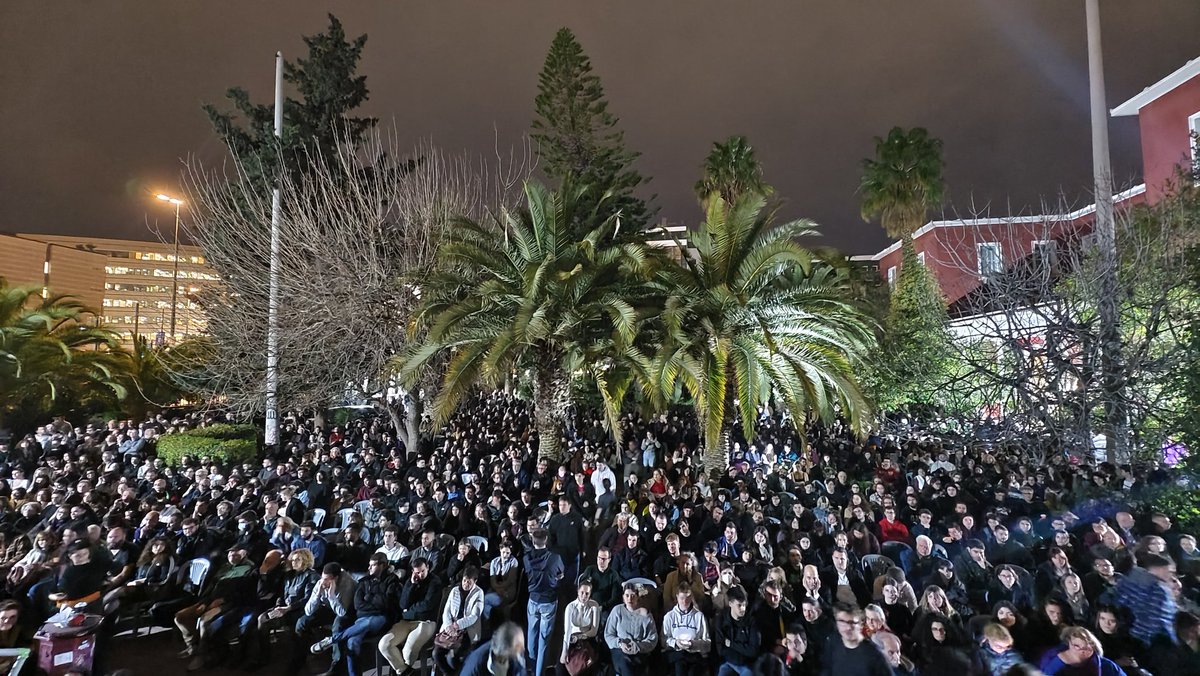 MarianaTsichli's tweet image. Οι 2 "Ελλάδες" στην ορκωμοσία σήμερα &amp;amp; Πάντειο χθες:
➡️ Μια δράκα αυταρχικών αλαζόνων λεηλατούν τη χώρα.
➡️Χιλιάδες νέοι,αποφασισμένοι να τους σταματήσουν.
Ενότητα &amp;amp; κοινοί στόχοι,το κλειδί για να ανατραπεί το καθεστώς Μητσοτάκη: Δικαιοσύνη,ασφαλείς δημόσιες μεταφορές.#Τασουλας