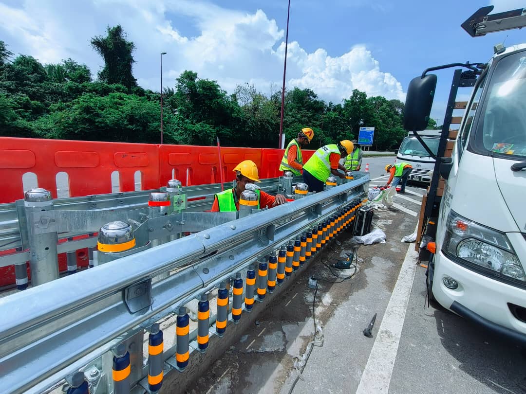 Kerja mengganti crash cusion dan lain-lain kerja berkaitan di seksyen 329, Jalan Kuantan - Chukai (FT03) berhampiran Persimpangan WIDAD yang dilaksanakan oleh pihak <a href="/RCKuantan/">Roadcare Kuantan</a>.
<a href="/IrHafizah/">Hafizah</a> <a href="/AidaAmalinaAbd1/">Aida Amalina</a> <a href="/IPJKR_Official/">JKR Malaysia Rasmi</a> <a href="/JKRPAHANG/">JKR PAHANG</a>