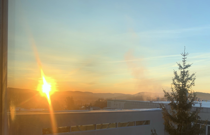 La vue depuis ma chambre ce matin… Vous ne devinerez jamais où je suis ! 😲
C’est la vue depuis… un hôpital au Québec ! Pas tout à fait un spa, mais on s’en rapproche ! 😜
Et jusque-là, mon expérience : 10/10 !