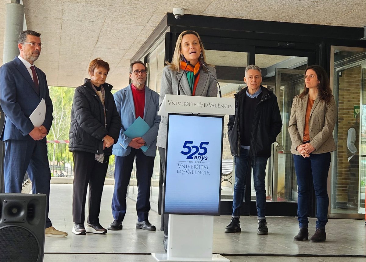 Ajuntament València (@ajuntamentvlc) on Twitter photo 🌿🏢 #València suma un nou jardí vertical!
📍 Es troba a l'edifici de la <a href="/fip_uv/">Fac_Infermeria-Podologia_UV</a> i, a més de fer bonic, ajuda a:
🌡️ Reduir la temperatura
💦 Optimitzar l’ús de l'aigua
🦋 Fomentar la #biodiversitat
🔗 lc.cx/jVu3mg 🌿🏢 #València suma un nou jardí vertical!
📍 Es troba a l'edifici de la <a href="/fip_uv/">Fac_Infermeria-Podologia_UV</a> i, a més de fer bonic, ajuda a:
🌡️ Reduir la temperatura
💦 Optimitzar l’ús de l'aigua
🦋 Fomentar la #biodiversitat
🔗 lc.cx/jVu3mg