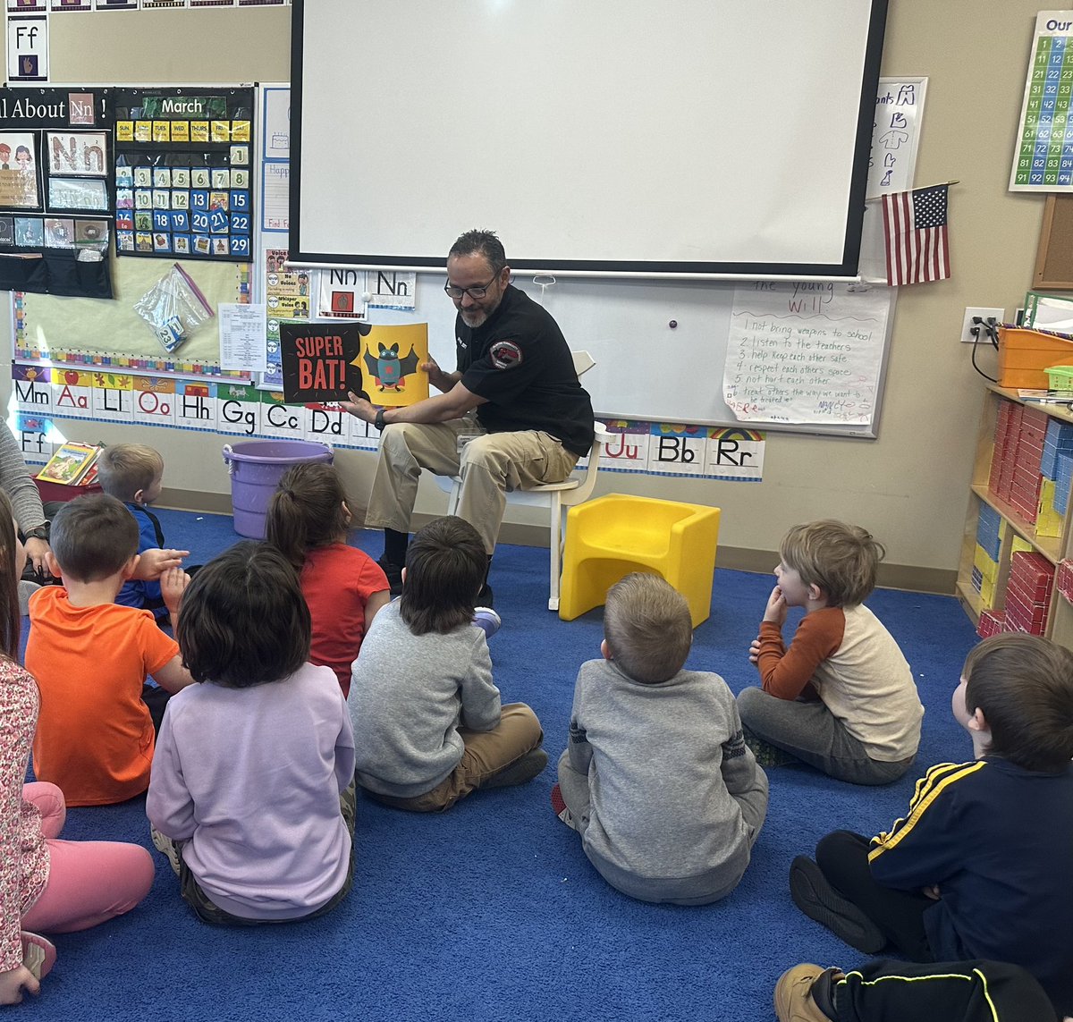 ClintonPreschoo's tweet image. Officer Scott reads SUPERBAT to Young 5&apos;s today for March is Reading month!📚 📚📚@ClintonPreschoo @CCSredwolves