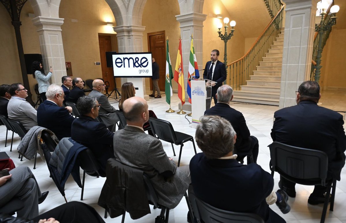 Esta mañana en el <a href="/aytolinares/">Ayuntamiento de Linares</a> , nuestro presidente, Javier Escribano Ruiz, ha firmado con la alcaldesa, <a href="/auxidelolmo/">Auxi del Olmo</a> , el acuerdo para nuestra instalación en el Parque Empresarial Santana de Linares, donde invertiremos en capacidades industriales y #talento joven.