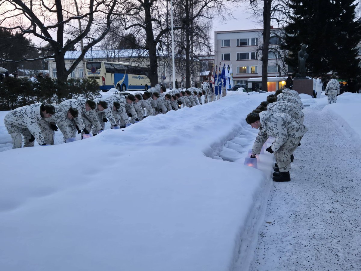 Talvisodan päättymispäivän muistoksi  varusmiehemme sytyttivät illalla kynttilät talvisodassa kaatuneiden haudoille Kajaanin kirkkopihalla.

#kaipr #maavoimat #Talvisota