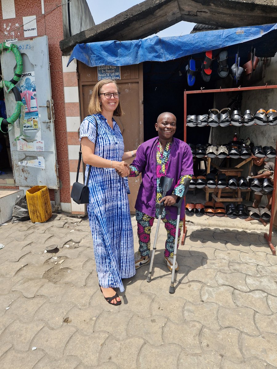 Visite de #Handicap International, ONG soutenue par la 🇧🇪 au #Bénin  pour l’inclusion des personnes handicapées 🧑‍🦼vulnérables
Rencontre avec les équipes, visite des projets appuyés au CNHU 🏥, dans une association de zémidjans 🛵et témoignages de bénéficiaires rendus autonomes 👍