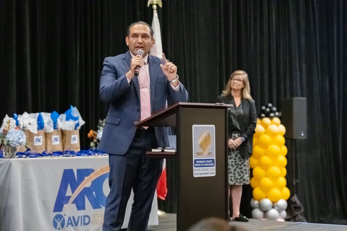 RivCoSchoolSupt's tweet image. What an inspiring evening at the 2025 AVID Standout and Write-Off Desert Recognition! Honored to celebrate the achievements of our @AVIDRivCo students from CVUSD, DSUSD, and PSUSD. Your resilience and dedication shine brightly. #AVID