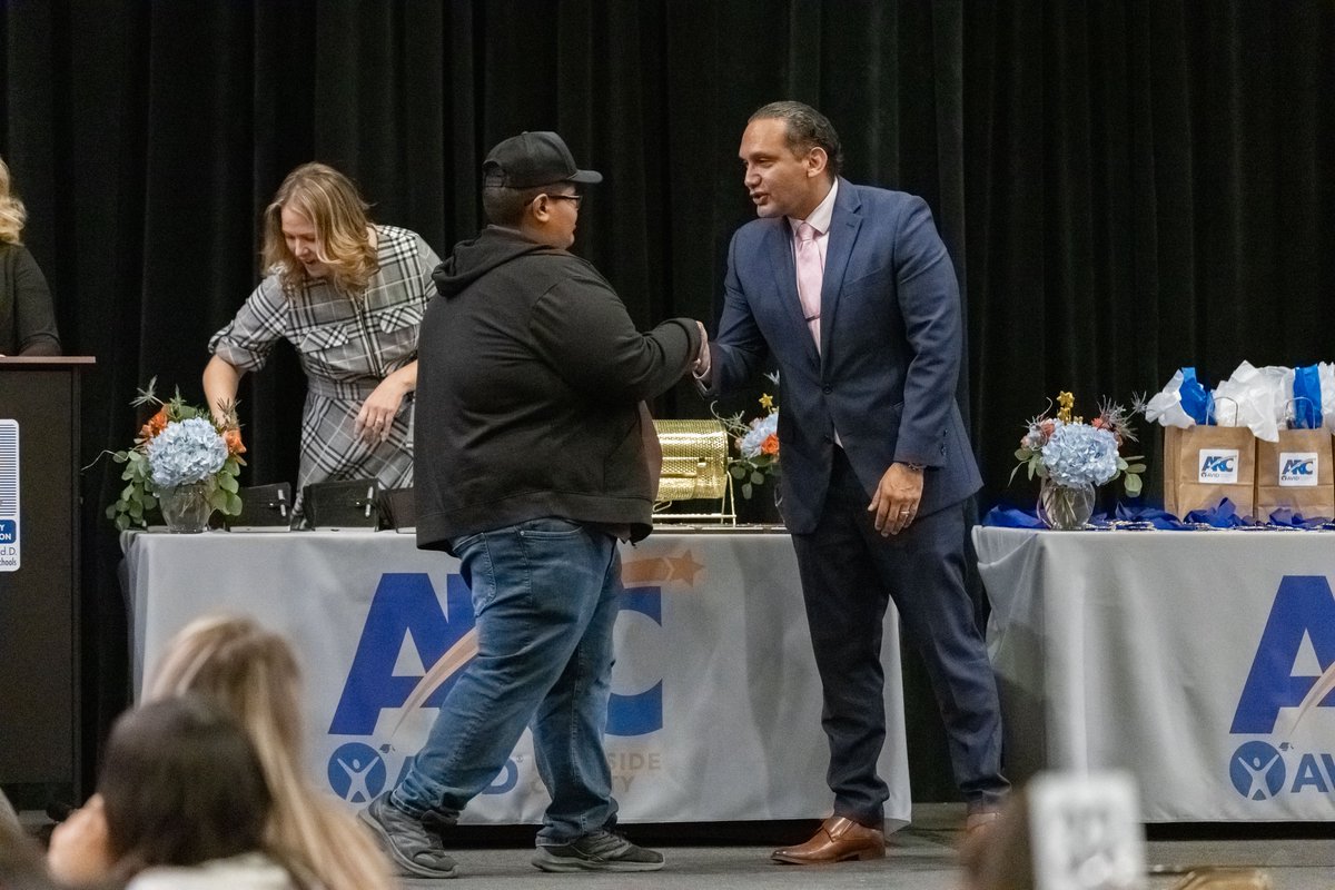 RivCoSchoolSupt's tweet image. What an inspiring evening at the 2025 AVID Standout and Write-Off Desert Recognition! Honored to celebrate the achievements of our @AVIDRivCo students from CVUSD, DSUSD, and PSUSD. Your resilience and dedication shine brightly. #AVID