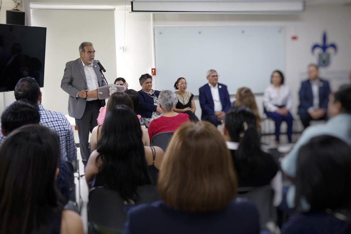UVeracruzanaMx's tweet image. El rector Martín Aguilar inauguró la Unidad de Secuenciación Genómica, espacio que impulsará el estudio de enfermedades genéticas, el cáncer, desarrollo de procedimientos diagnósticos,terapias y medicina personalizada, identificación y caracterización de agentes infecciosos(1/2)
