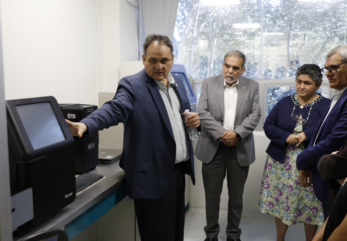 El rector Martín Aguilar inauguró la Unidad de Secuenciación Genómica, espacio que impulsará el estudio de enfermedades genéticas, el cáncer, desarrollo de procedimientos diagnósticos,terapias y medicina personalizada, identificación y caracterización de agentes infecciosos(1/2)
