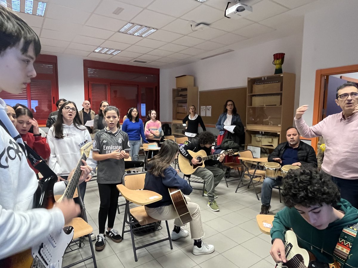 Un coro que suena a diversidad, unión y buen ambiente. El coro Kraus es un espacio abierto y participativo donde nos unimos cada jueves en el recreo para disfrutar de la música coral con un toque actual, compartiendo voces, instrumentos y buen ambiente. #iesAlfredoKraus