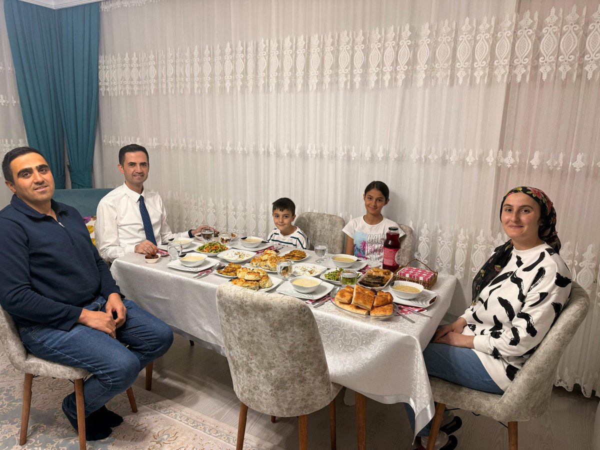 Bugün iftar soframızı, Belediye personelimiz kıymetli kardeşim İbrahim Karaçelik ve ailesiyle paylaşmanın mutluluğunu yaşadık.

Bizi kendi evimizdeymişiz gibi hissettiren, gönüllerini ve sofralarını bizlere açan İbrahim kardeşime, değerli eşi Seda Hanım’a ve pırıl pırıl evlatları