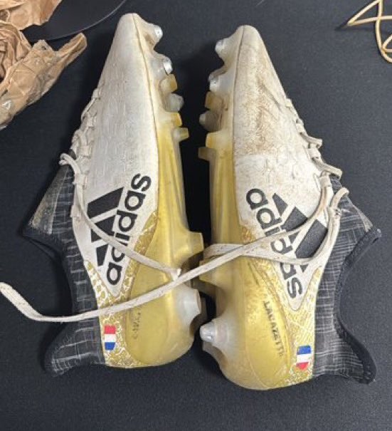 Concours du jour
Afin de régaler l’un d’entre vous, tentez votre chance pour gagner une paire de crampons portant le nom "Lacazette🇫🇷" sur le talon.
Étant collectionneur, je préfère garder des pièces dont je connais l’origine et l’histoire. Cependant, n’ayant aucune information à