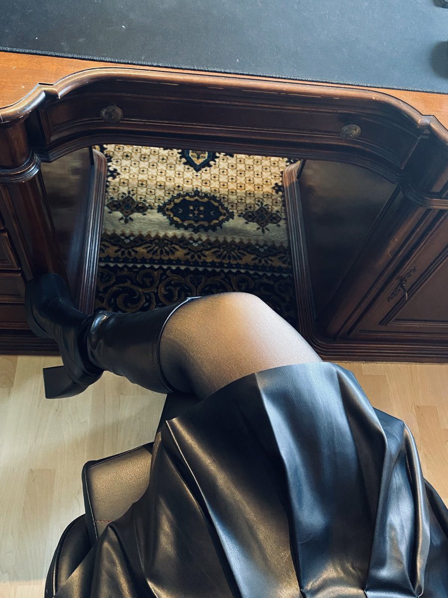 Da unten ist dein Platz!

#Geldsklave #Findom #Herrin #Zahlsklave #paypigs #footfetish