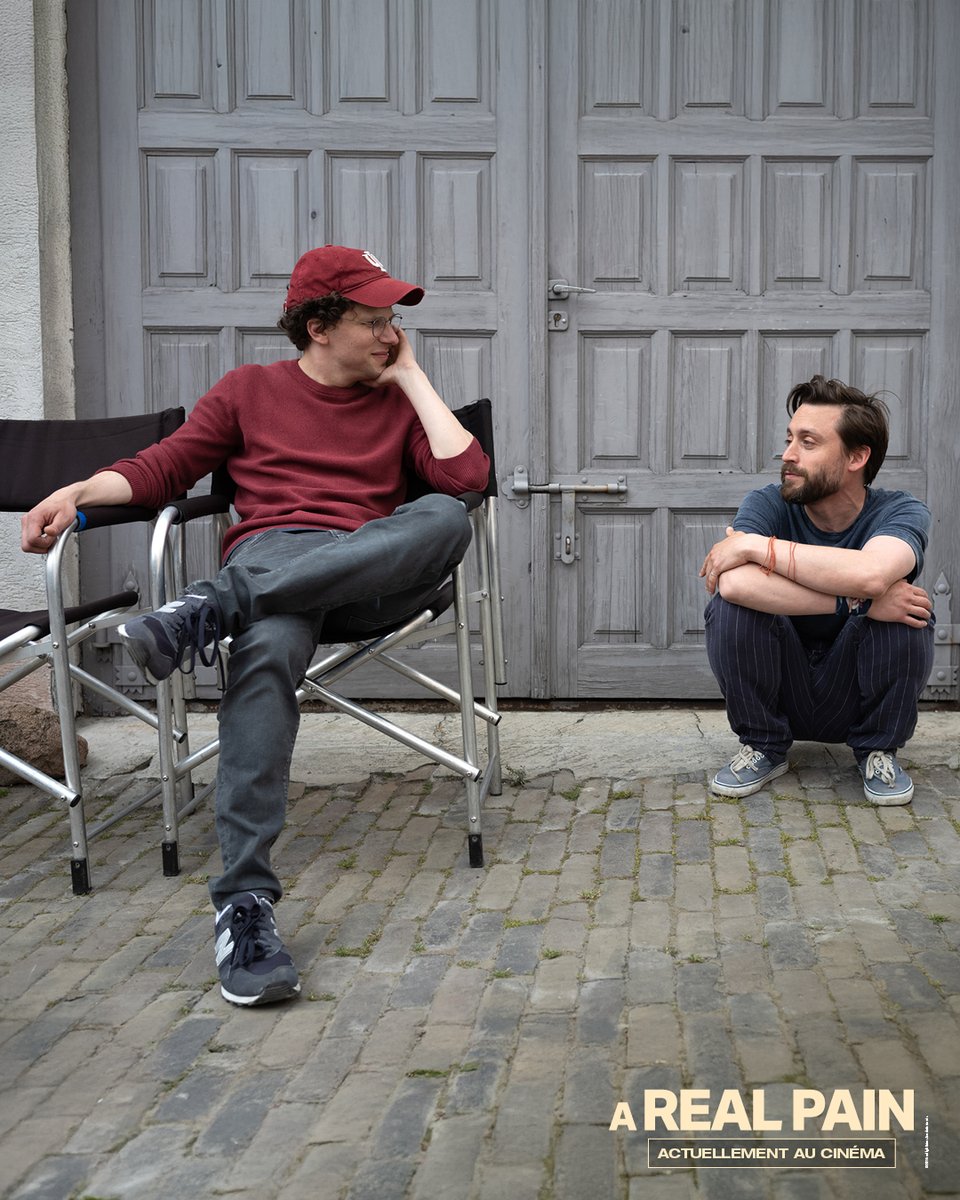 SearchlightFR's tweet image. Plongez dans les coulisses du film écrit et réalisé par Jesse Eisenberg. 🎥 #ARealPain, actuellement au cinéma.