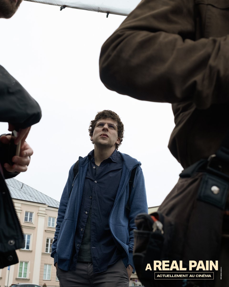 SearchlightFR's tweet image. Plongez dans les coulisses du film écrit et réalisé par Jesse Eisenberg. 🎥 #ARealPain, actuellement au cinéma.